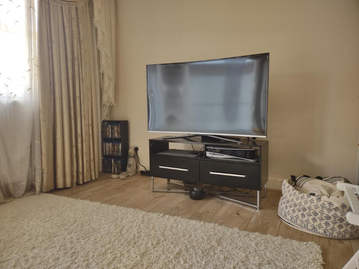 Quiet And Peaceful Double Bedroom In A Nice House With A Very Large Patio *